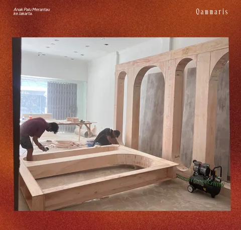 Pengerjaan rak kayu dan interior toko Qammaris sebelum selesai