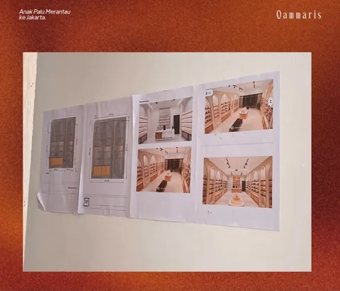 Gambar rancangan rak dan visualisasi interior Qammaris yang ditempel di dinding