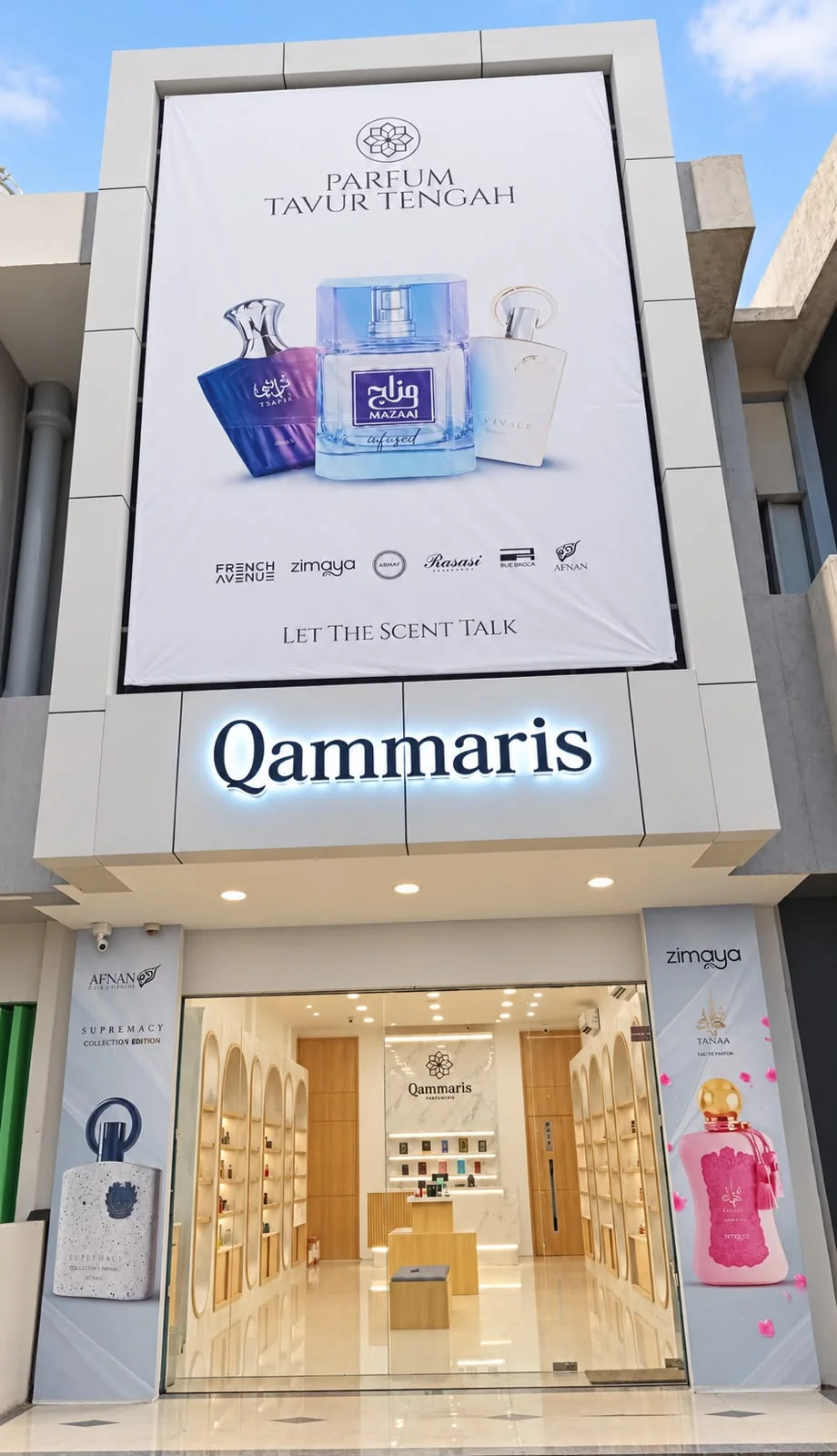 Fasad toko Qammaris Perfumes di Palu dengan papan nama dan pintu masuk menuju ruang tester parfum