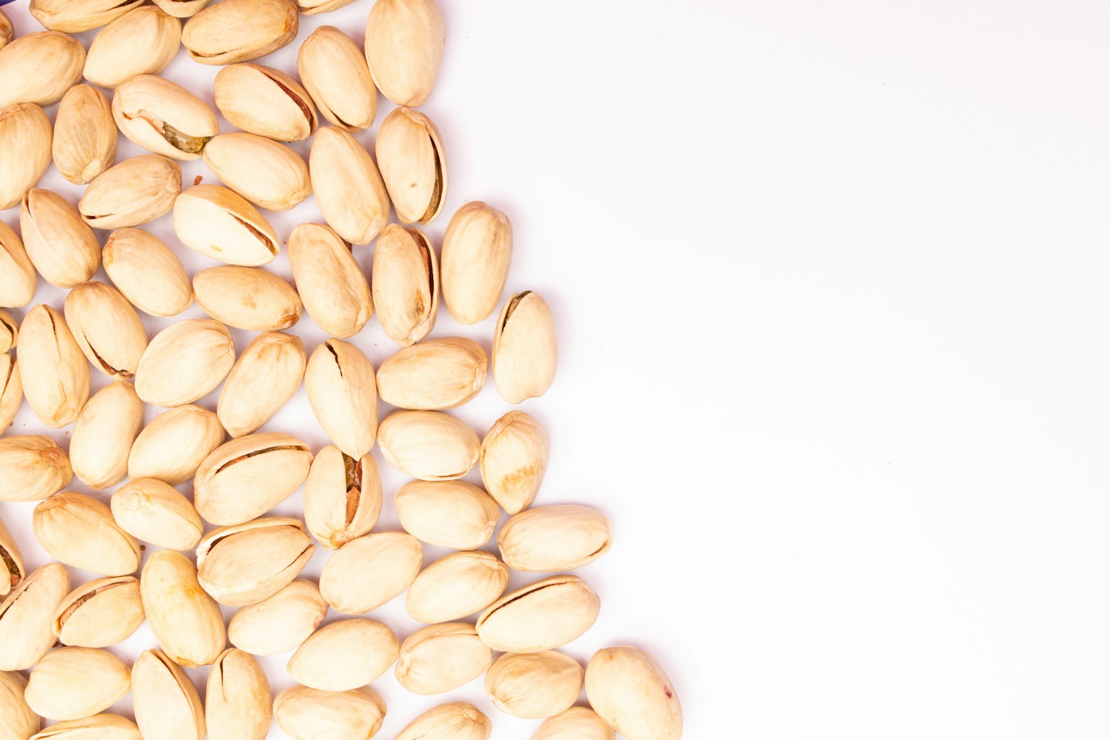 Kumpulan kacang pistachio sebagai ilustrasi arah aroma gourmand