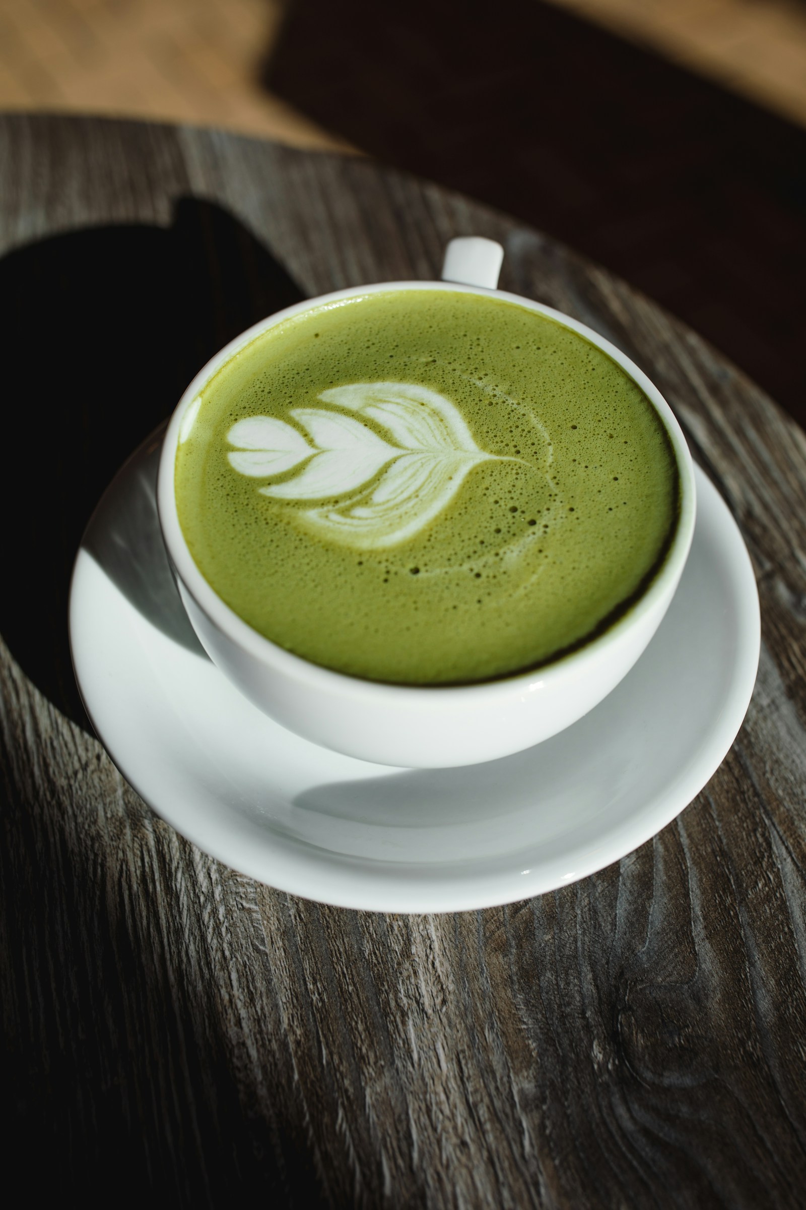 Matcha latte berwarna hijau sebagai ilustrasi inspirasi aroma teh