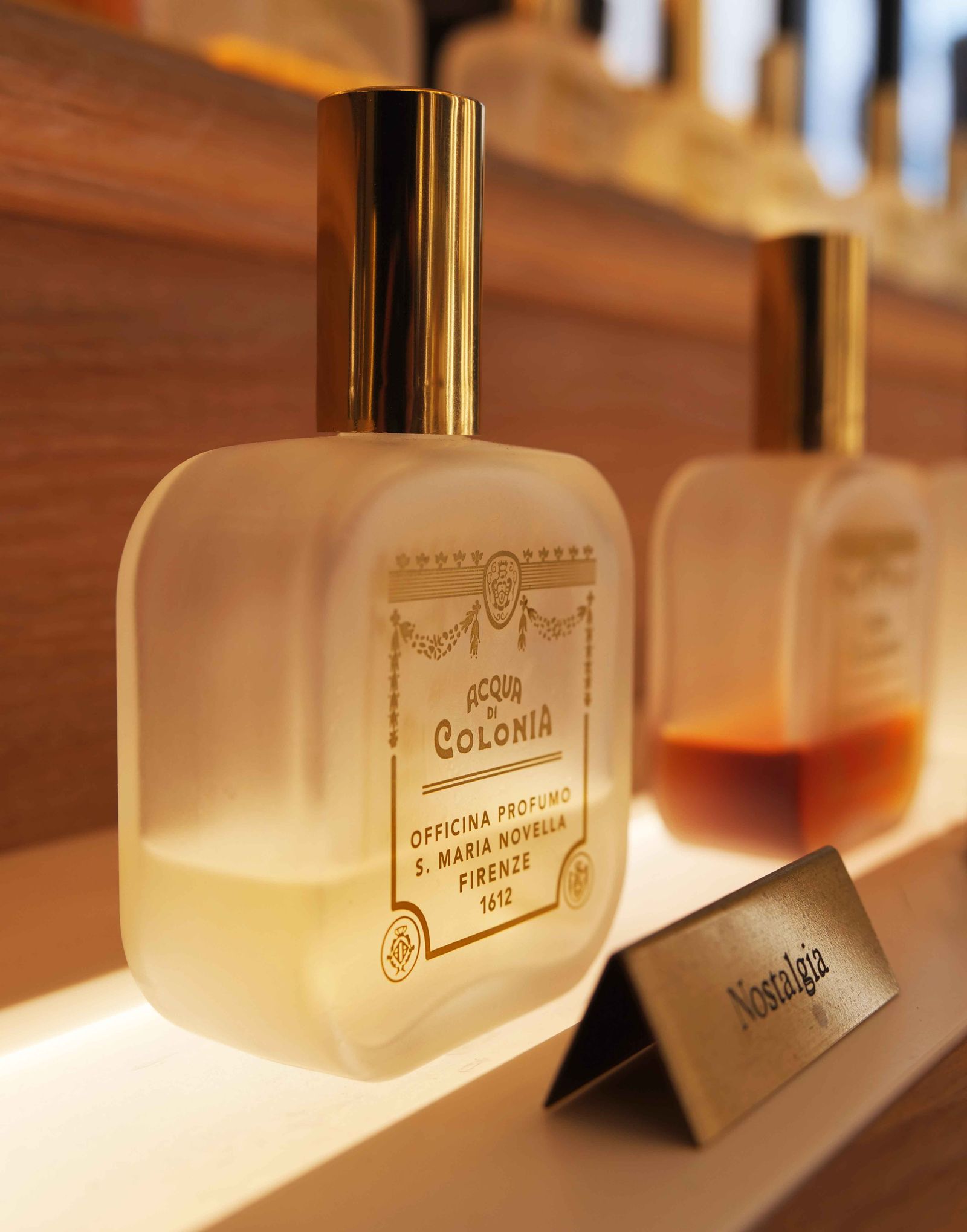 Label Acqua di Colonia Santa Maria Novella pada botol parfum di sebuah etalase.