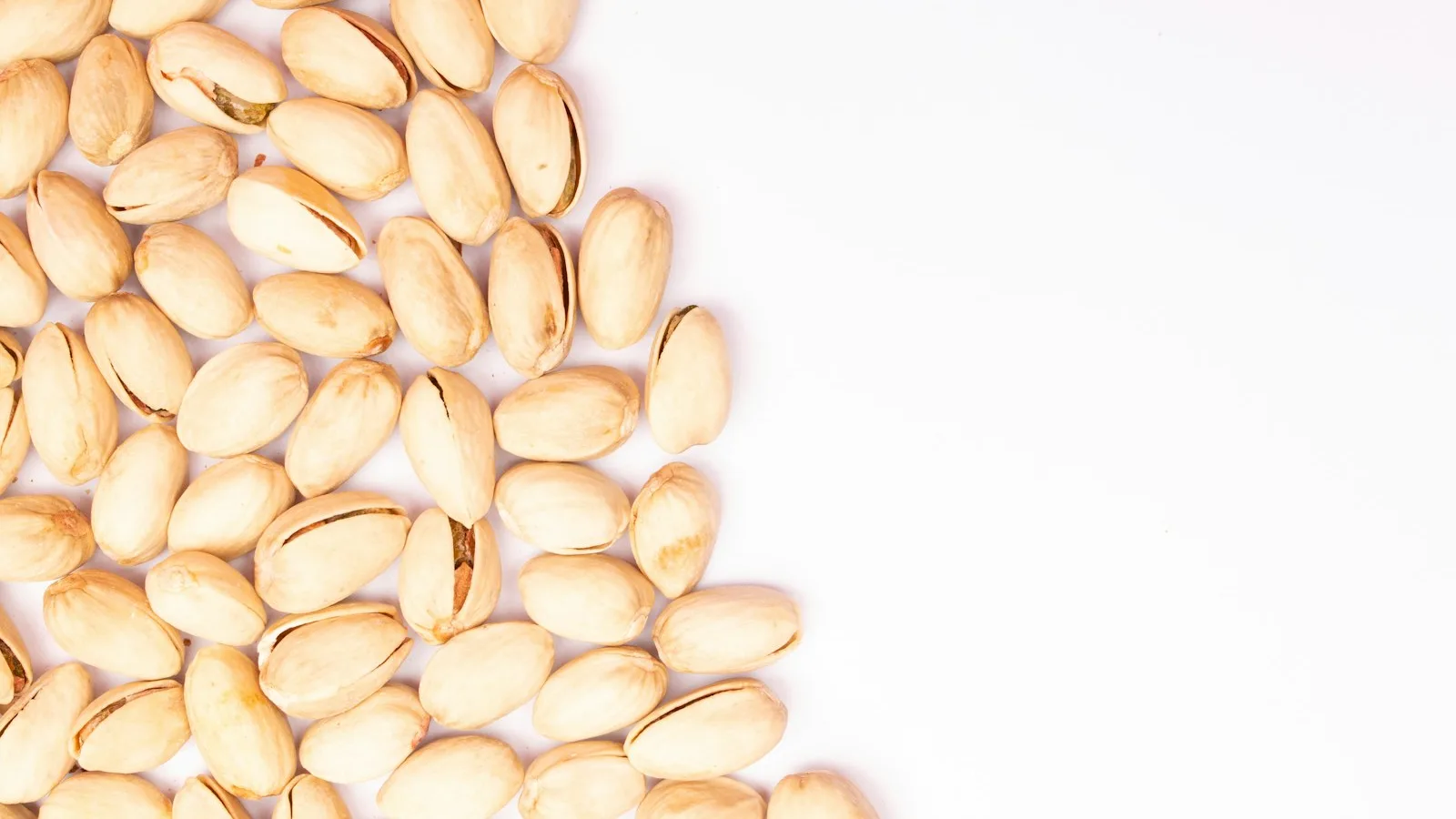 Kumpulan kacang pistachio sebagai ilustrasi arah aroma gourmand
