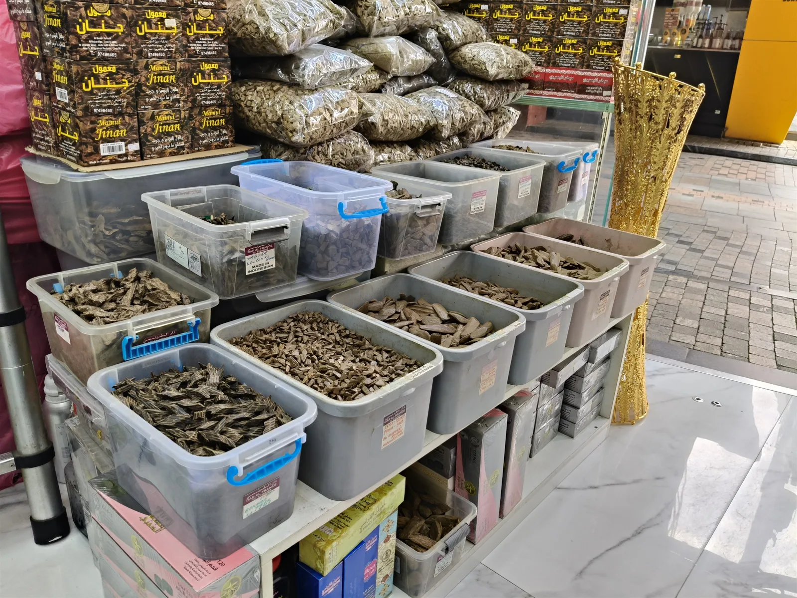 Ragam dupa dan oud tradisional Kuwait yang dipajang bersama