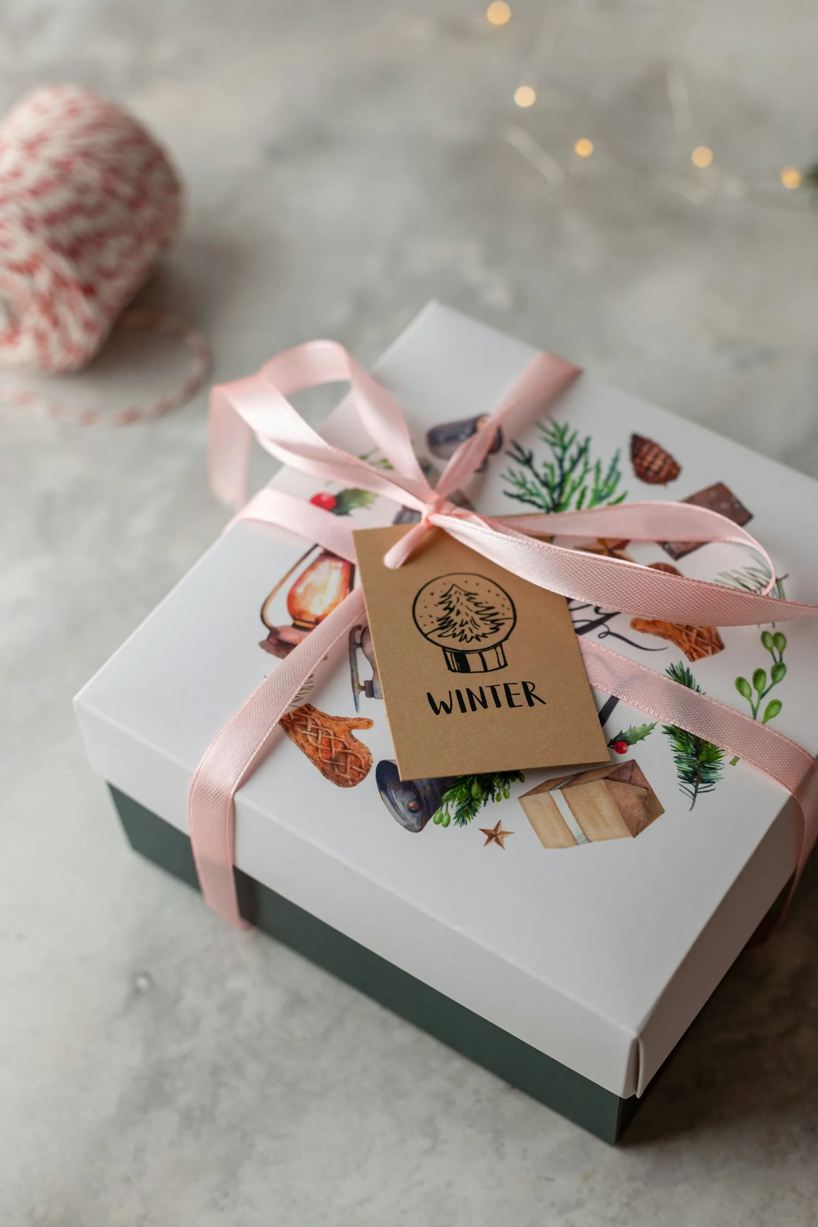 Kotak hadiah berpita dengan bungkus bermotif